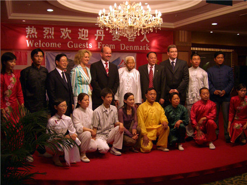 30-2003年为亳州市委书记邵国荷市长刘建及丹麦客人表演五禽戏