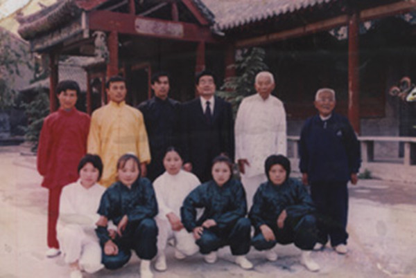 31-2000年为亳州市委书记金巨宝表演五禽戏后合影