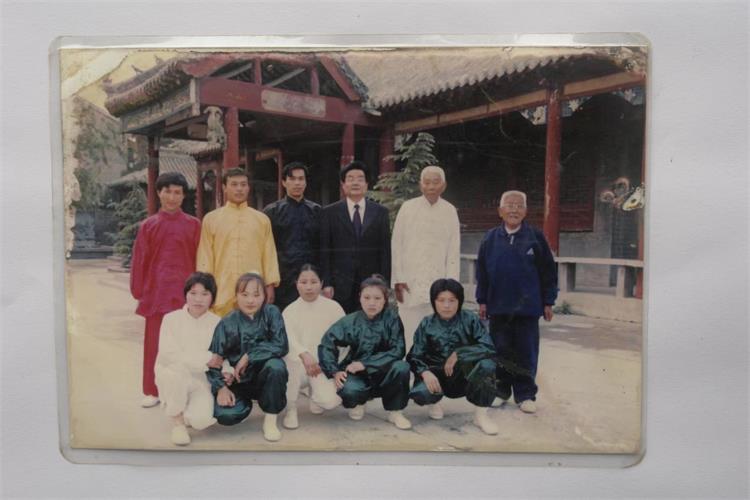 19-2000年10月华佗纪念馆给金巨宝书记表演五禽戏后合影