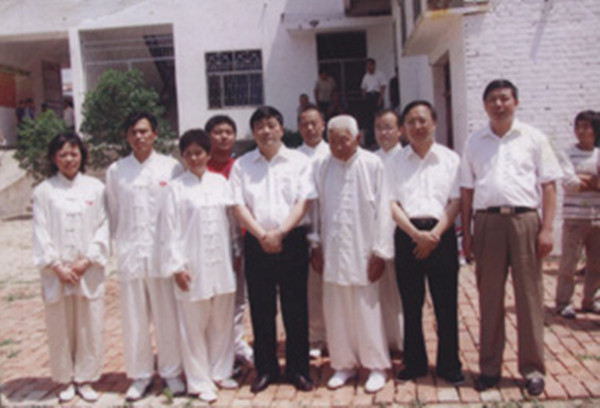 29-2007年为方春明市长表演五禽戏