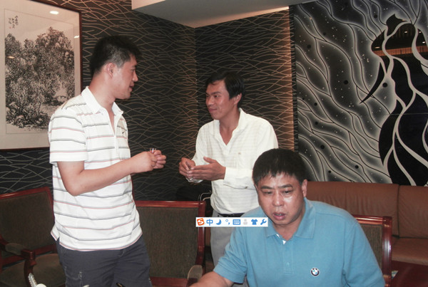 22-马伟财与气功大师张明亮干杯