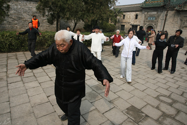 21-辅助董文煥老师传授五禽戏