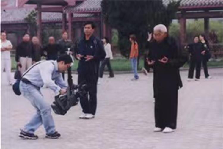 06-2008年9月与董老师一起接待五禽戏拍摄