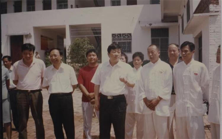 14-2009年跟随董老师接待为时任亳州市委书记方春明关心五禽戏发展