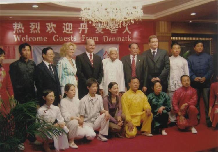 15-20014年跟随董老师为时任亳州市委书记邵国荷及外宾表演五禽戏后合影