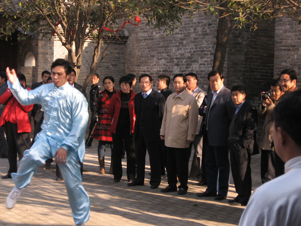 28-2009年为亳州市长牛弩韬及国家卫生局领导表演五禽戏
