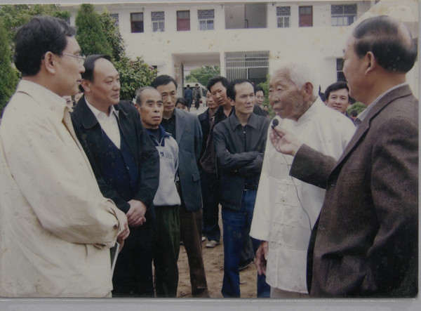15-亳州市委书记邵国荷陪同省领导视察五禽戏发展
