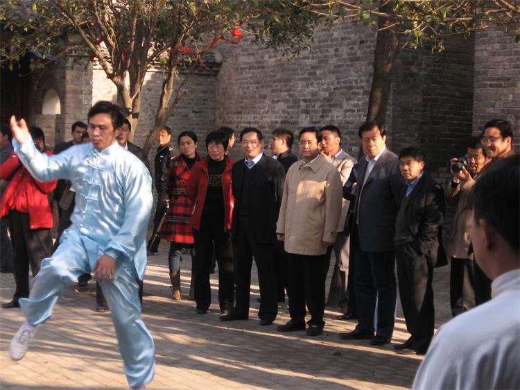 13-2008面为市长牛弩韬和国家卫生局表演五禽戏