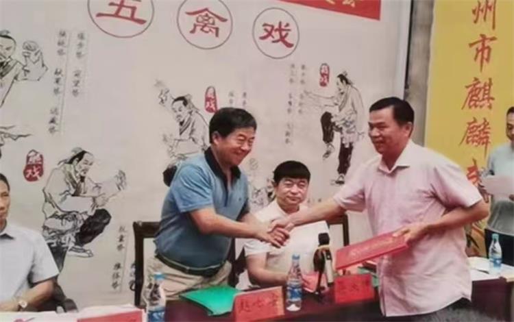 18-2019年8月原亳州市五禽戏协会会长，给马伟财颁发证书