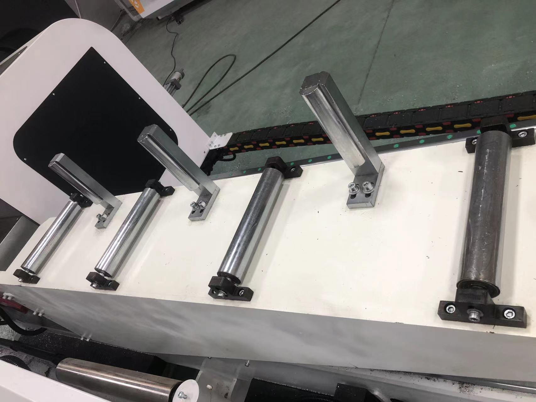 Heavy CNC high-precision double head 45 ° precision cutting saw for aluminum profiles
