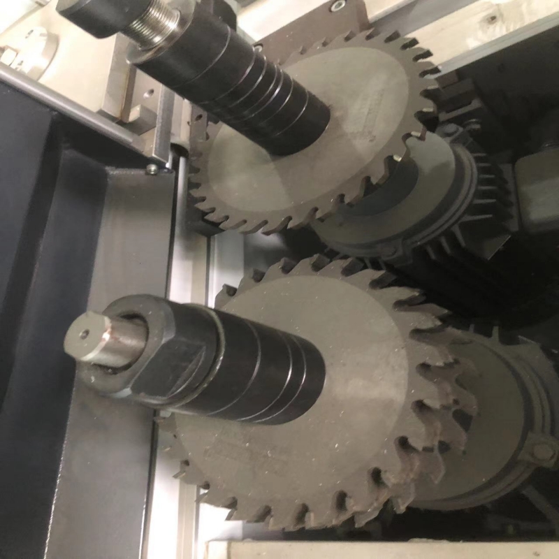 Medium size end face milling machine for aluminum profiles