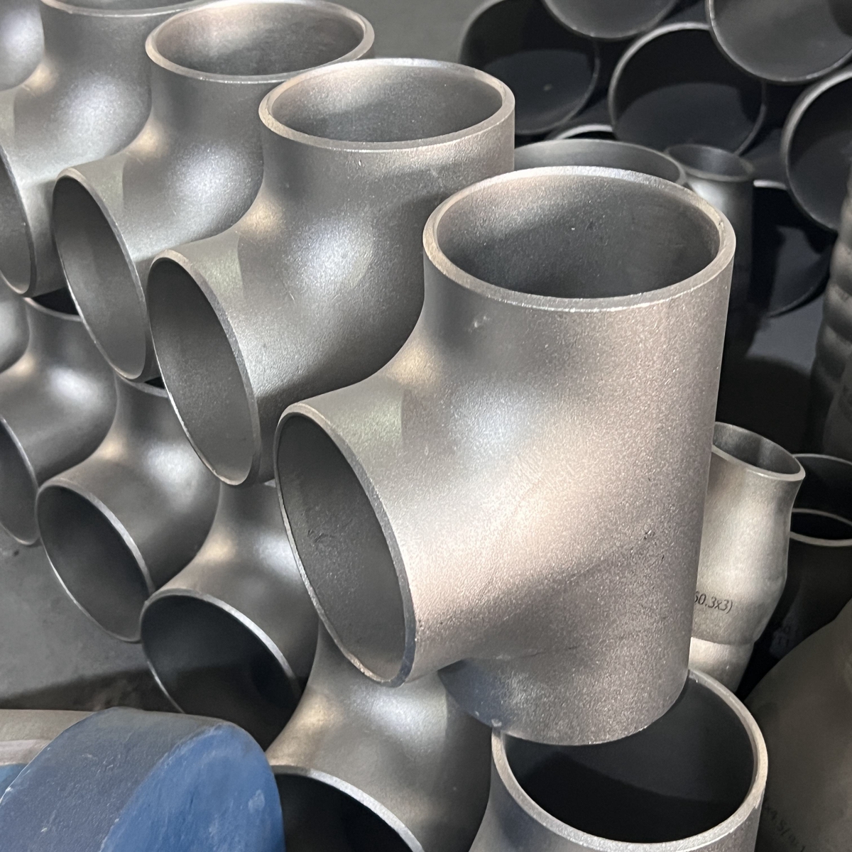 Equal-diameter three-way fitting