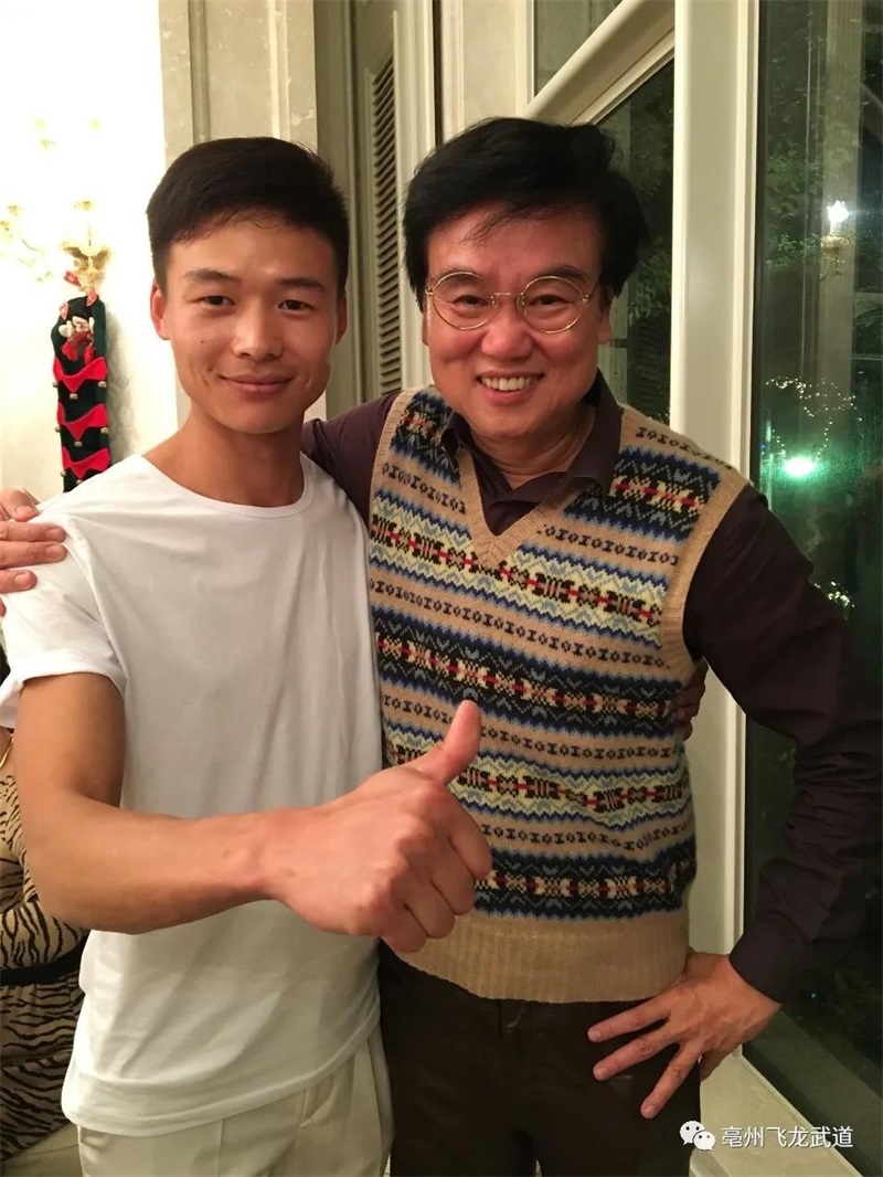 30-与影视明星黄百鸣