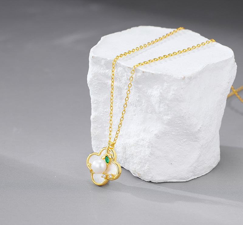 N-006  S925 Sterling Silver Four Leaf Clover Mother of Pearl Collarbone Necklace for Women, Niche Design Pearl Fashion Jewelry