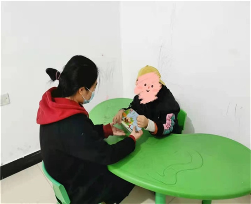 14 老师在和孩子一起做游戏