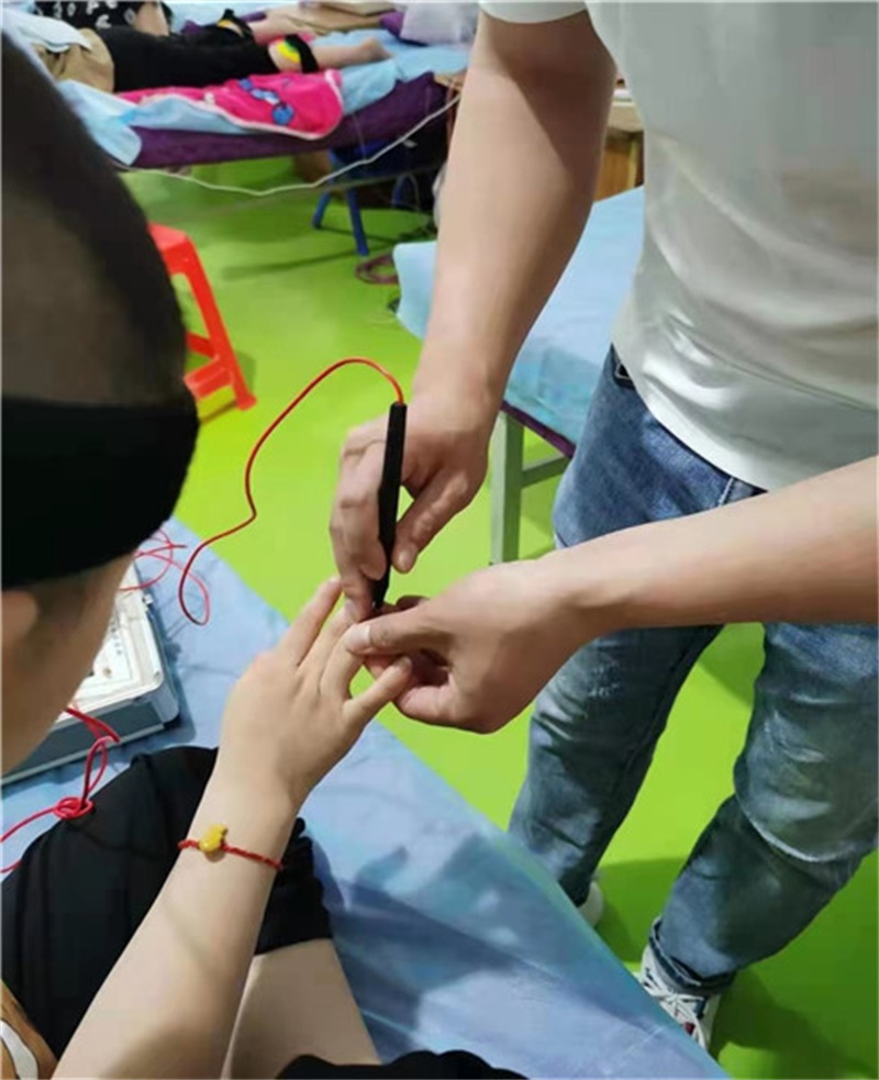20 孩子做理疗