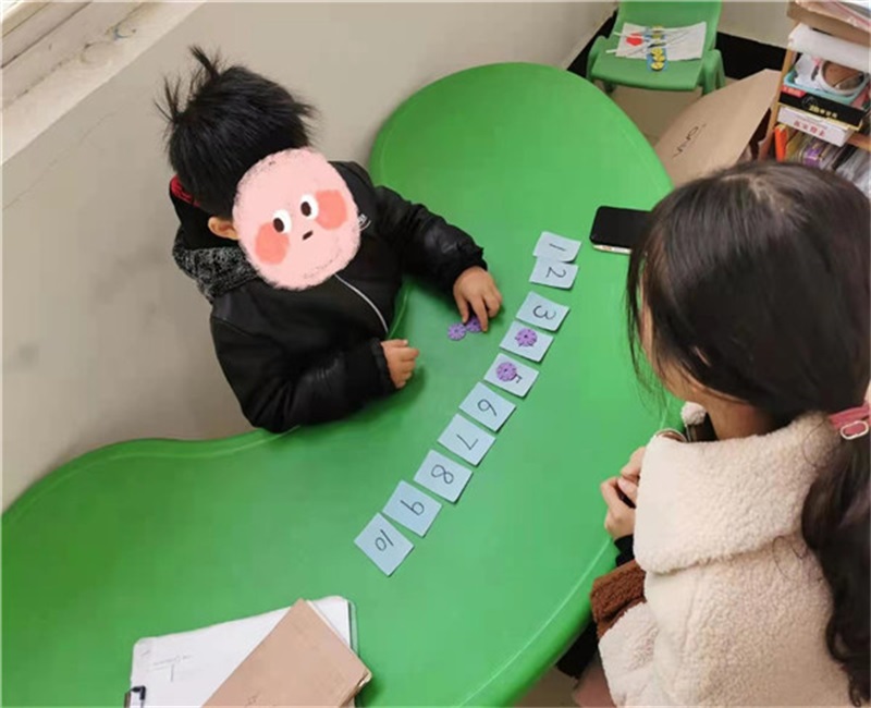 18 老师在和孩子一起做游戏