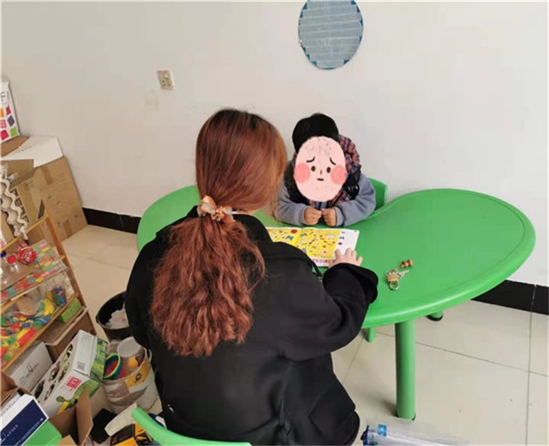 15 老师在和孩子一起做游戏
