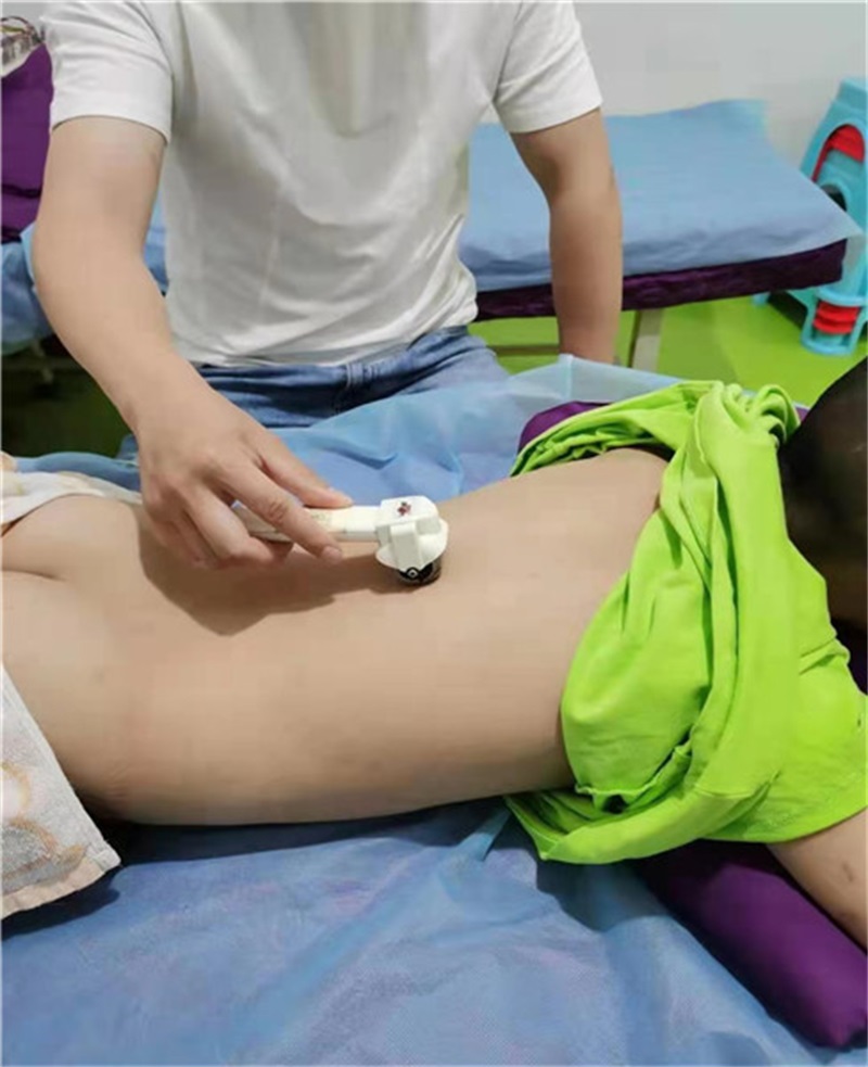 21 孩子做理疗