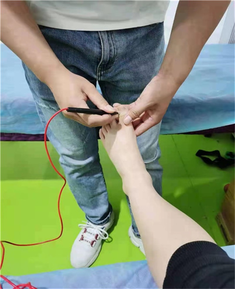 19 孩子做理疗
