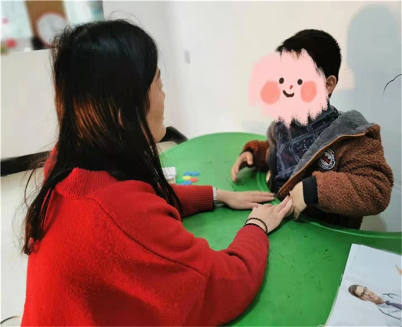 17 老师在和孩子一起做游戏