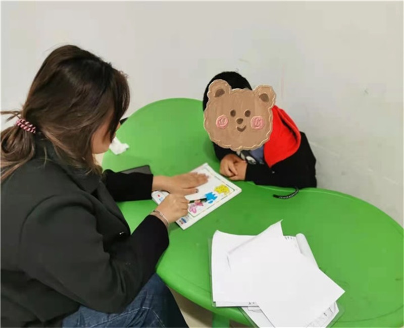 16 老师在和孩子一起做游戏