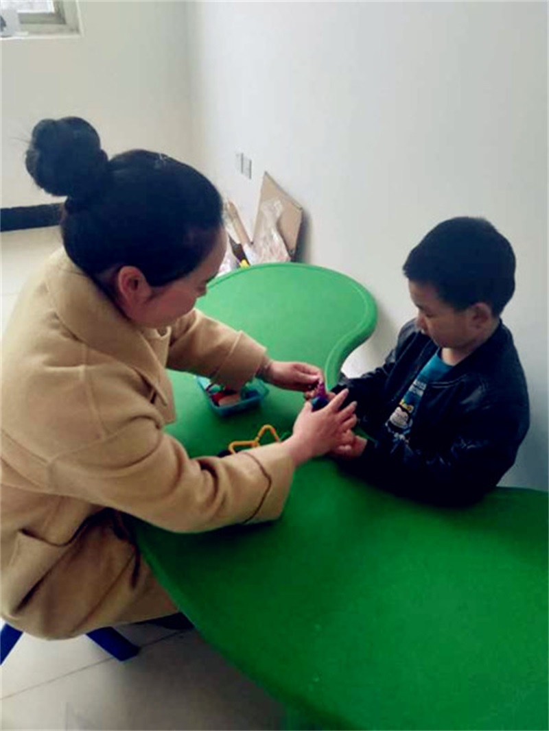 12 老师在和孩子一起做游戏